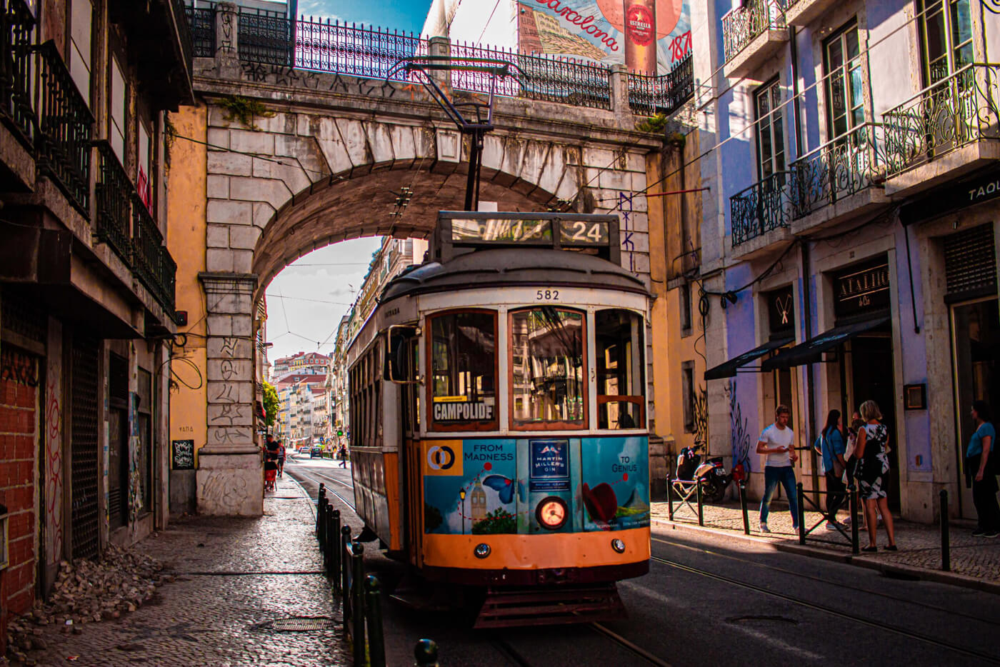 tram cuesta arriba en Lisboa Portugal foto tomada viajando como nómada digital