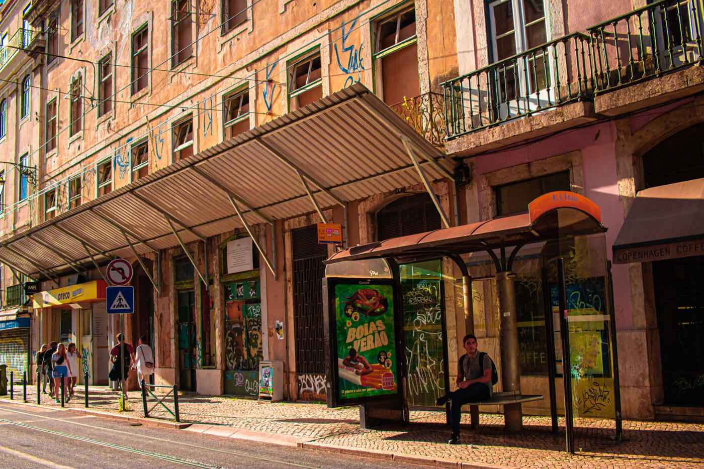 fotografía viajando como nómada digital de las calles de Lisboa Portugal, una parada de autobús