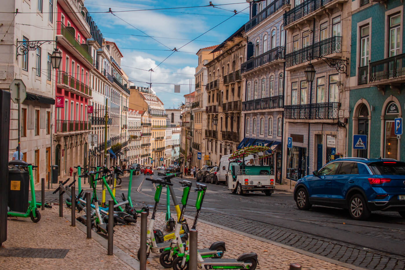 fotografía viajando como nómada digital de las calles de Lisboa Portugal, las casas coloridas 