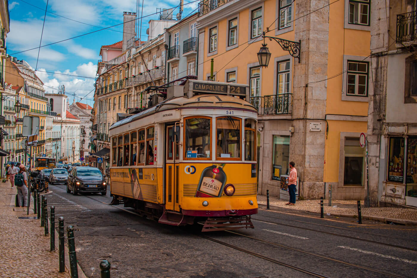 fotografía viajando como nómada digital de las calles de Lisboa Portugal, el tram cuesta arriba