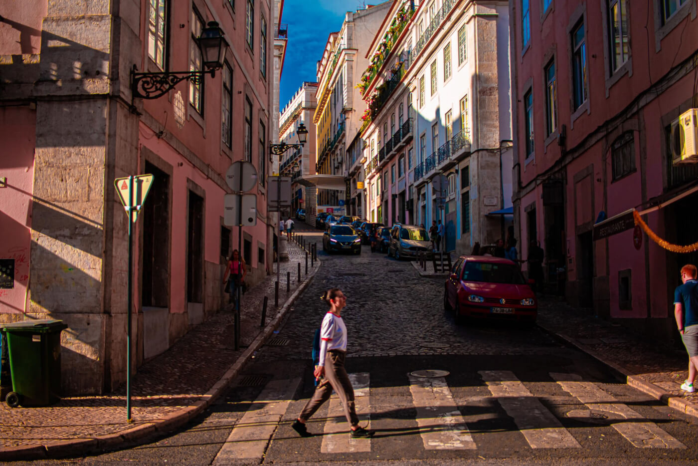 calles de Lisboa Portugal, persona caminando