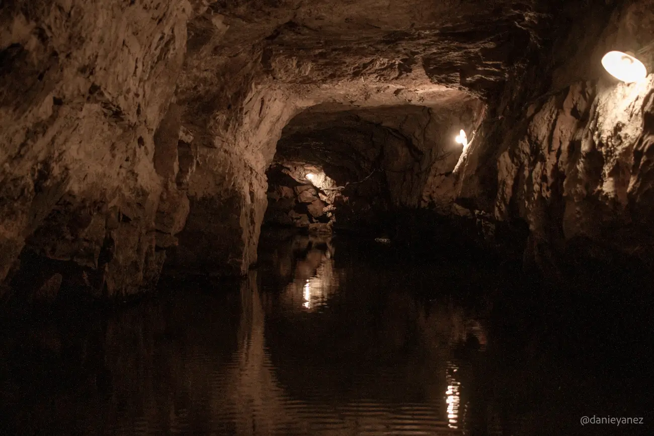 Interior de una cueva en Trang An