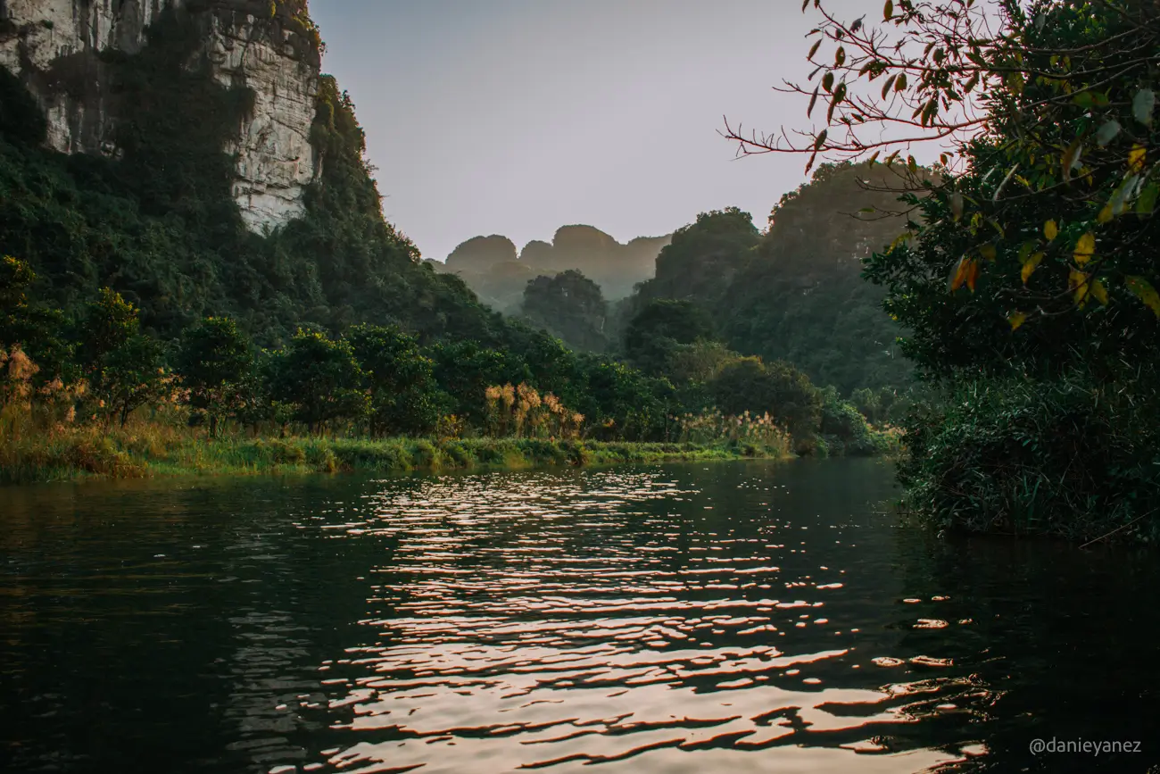 Zona rural de Vietnam Ninh Binh, vistas de Trang An en barco