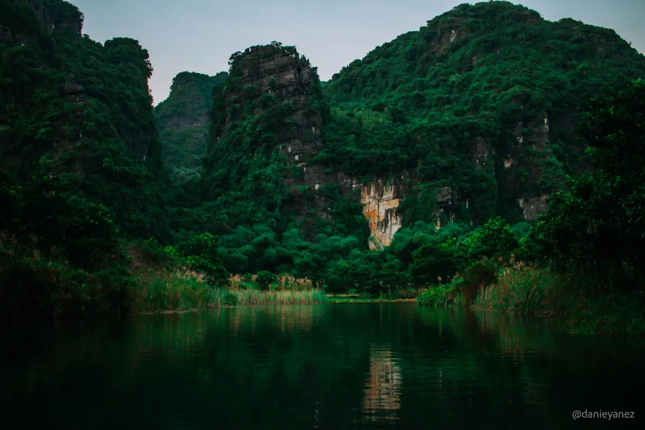 Zona rural de Vietnam Ninh Binh, vistas de Trang An en barco