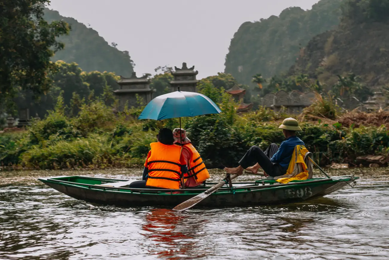 Remo tradicional con los pies en Tam Coc, Vietnam