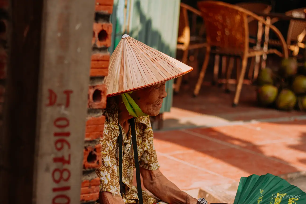 Mujer vietnamita con sombrero tradicional